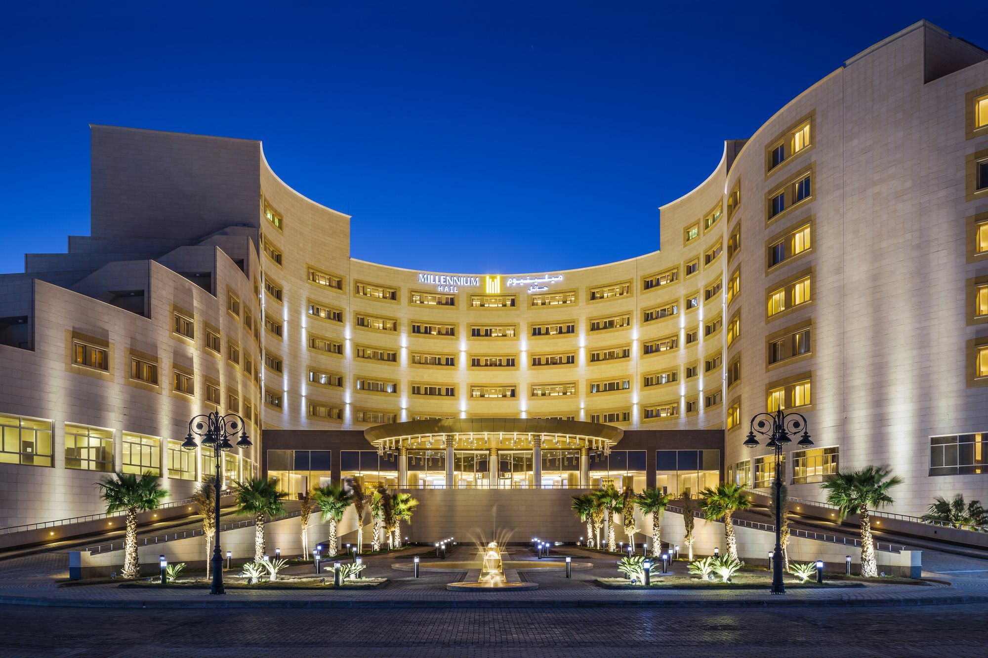 Millennium Hail Hotel Exterior foto The hotel at night
